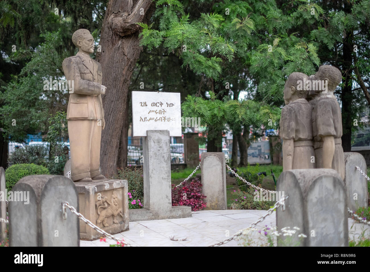 Une sculpture montrant l'Empereur Hailé Sélassié d'Ethiopie de parler aux étudiants et au Musée National d'Ethiopie à Addis Abeba Banque D'Images