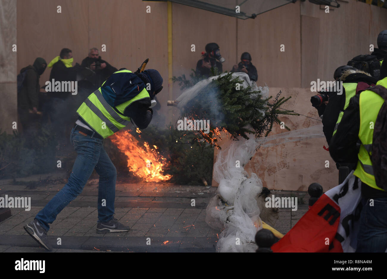 Décembre 08, 2018 - Paris, France : Gilet jaune protestataires construire  une barricade faite d'arbres de Noël feu car ils entrent en conflit avec la  police anti-émeute sur l'avenue des Champs-Élysées. Manifestation