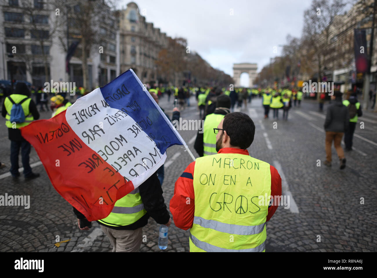 Décembre 08, 2018 - Paris, France : un gilet jaune manifestant avec un  drapeau français sur l'avenue des Champs-Élysées. Manifestation des gilets  jaunes du 8 decembre a Paris, l'acte IV de leur