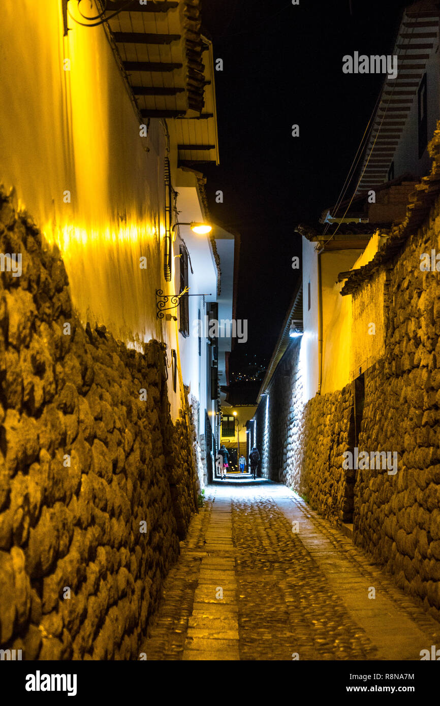 Street à Cusco pendant la nuit, la Vallée Sacrée, Pérou Banque D'Images