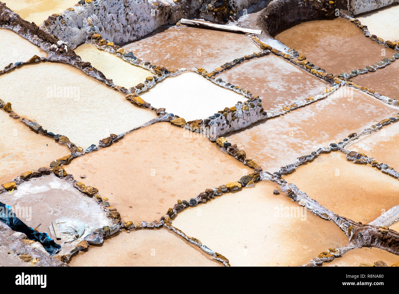Close-up de sel piscines à Maras, Salinas de Maras, Vallée Sacrée, Pérou Banque D'Images