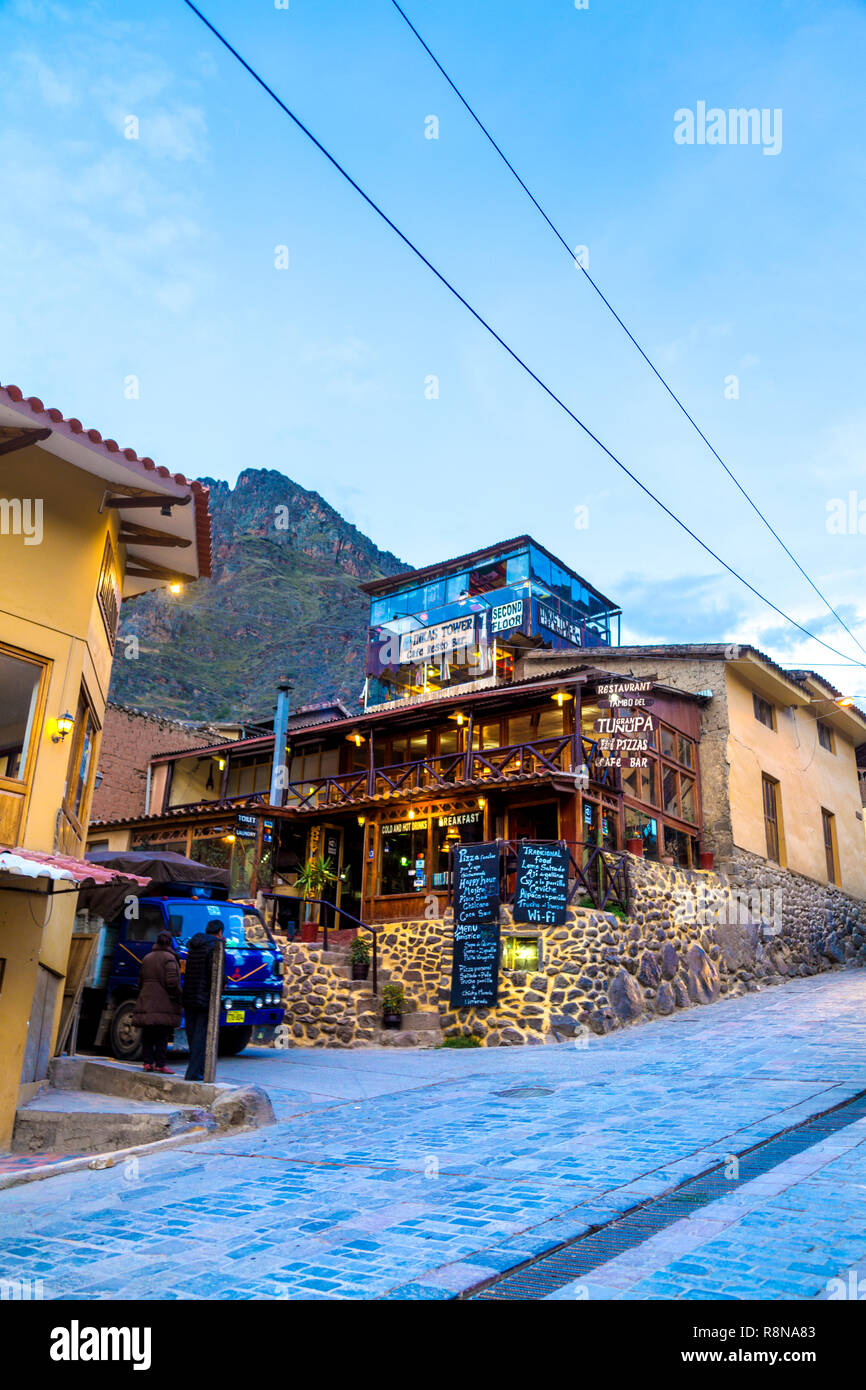Un restaurant à Ollantaytambo au crépuscule, la Vallée sacrée du Pérou Banque D'Images