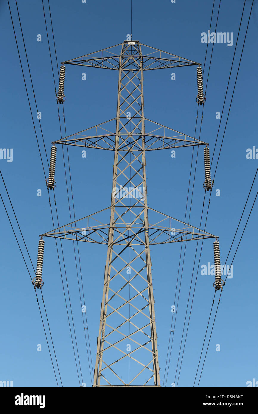 Pylônes électriques dans la campagne Banque D'Images