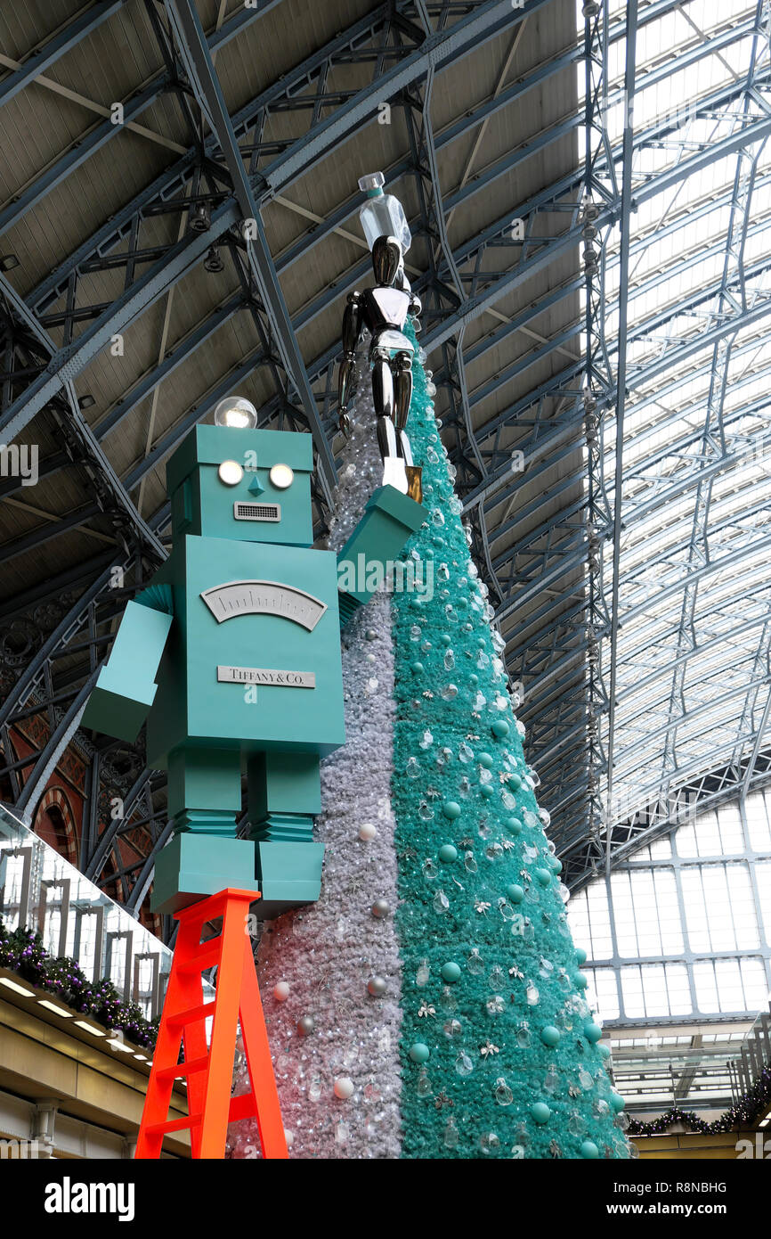 Tiffany & Co et du robot de l'arbre de Noël dans le centre commercial salon à St Pancras International Gare à Londres UK KATHY DEWITT Banque D'Images