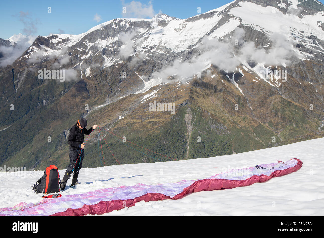 La mise en place de parapente sur la montagne en Mt aspirant National Park, New Zealand Banque D'Images