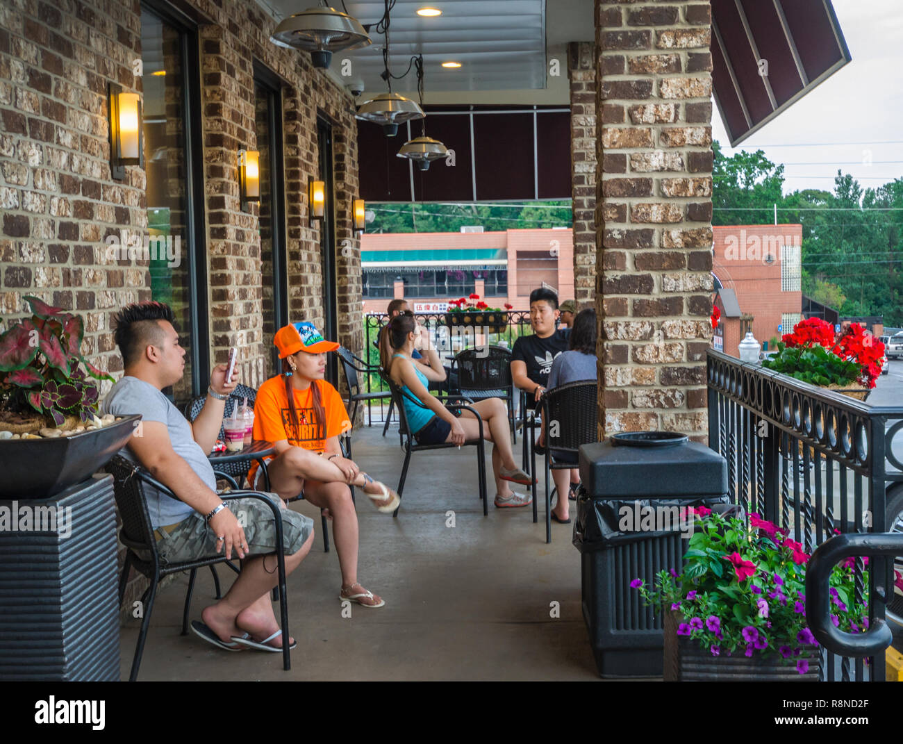 Les clients socialiser sur le patio du Sweet Hut boulangerie et un café, le 29 mai 2014, à Doraville, Géorgie. Sweet Hut, une boutique et un bistro boulangerie. Banque D'Images