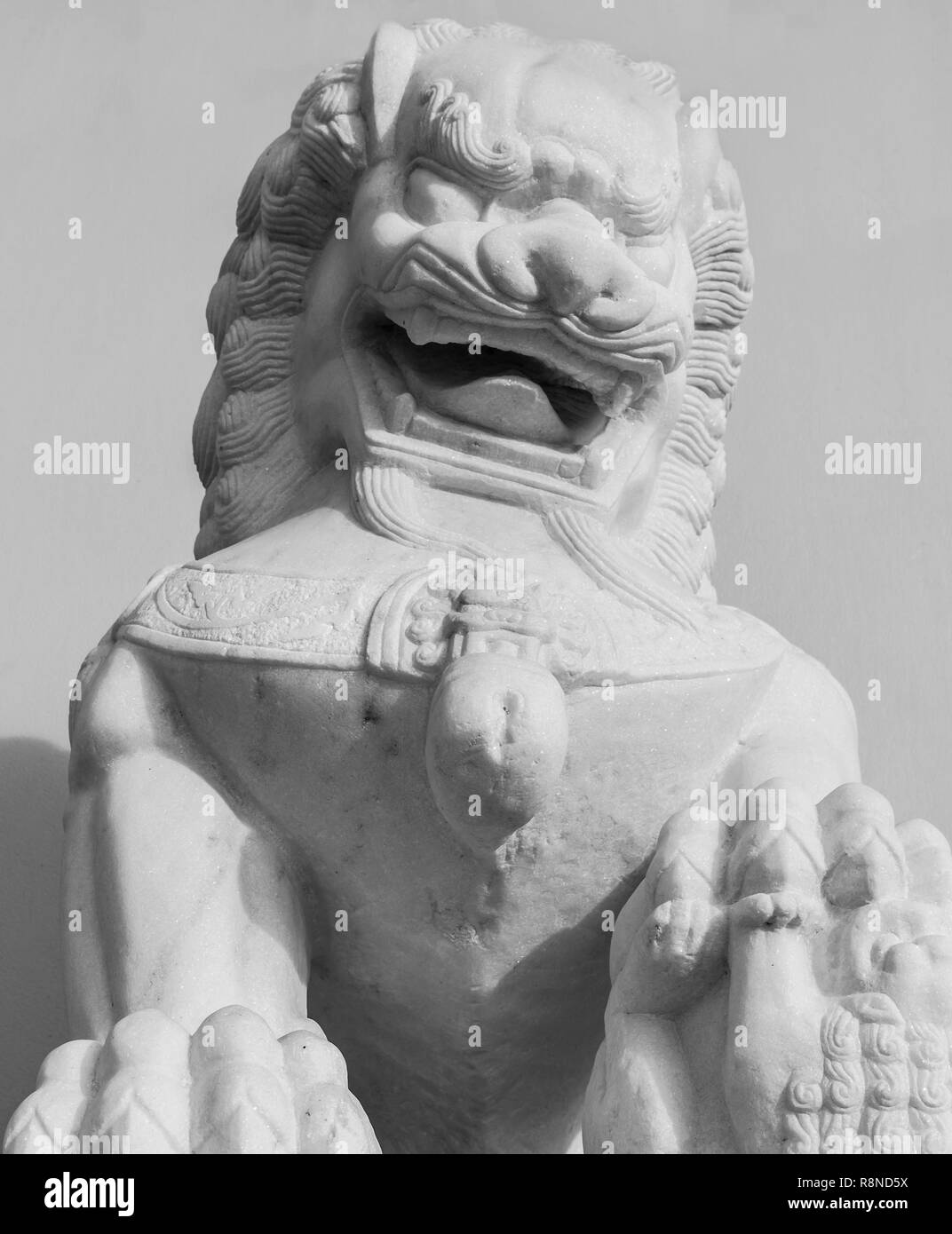 Un lion gardien chinois, également connu sous le nom de chiens shishi ou foo, flanque l'entrée de la Hip Sing Association d'Atlanta à Doraville, en Géorgie. Banque D'Images