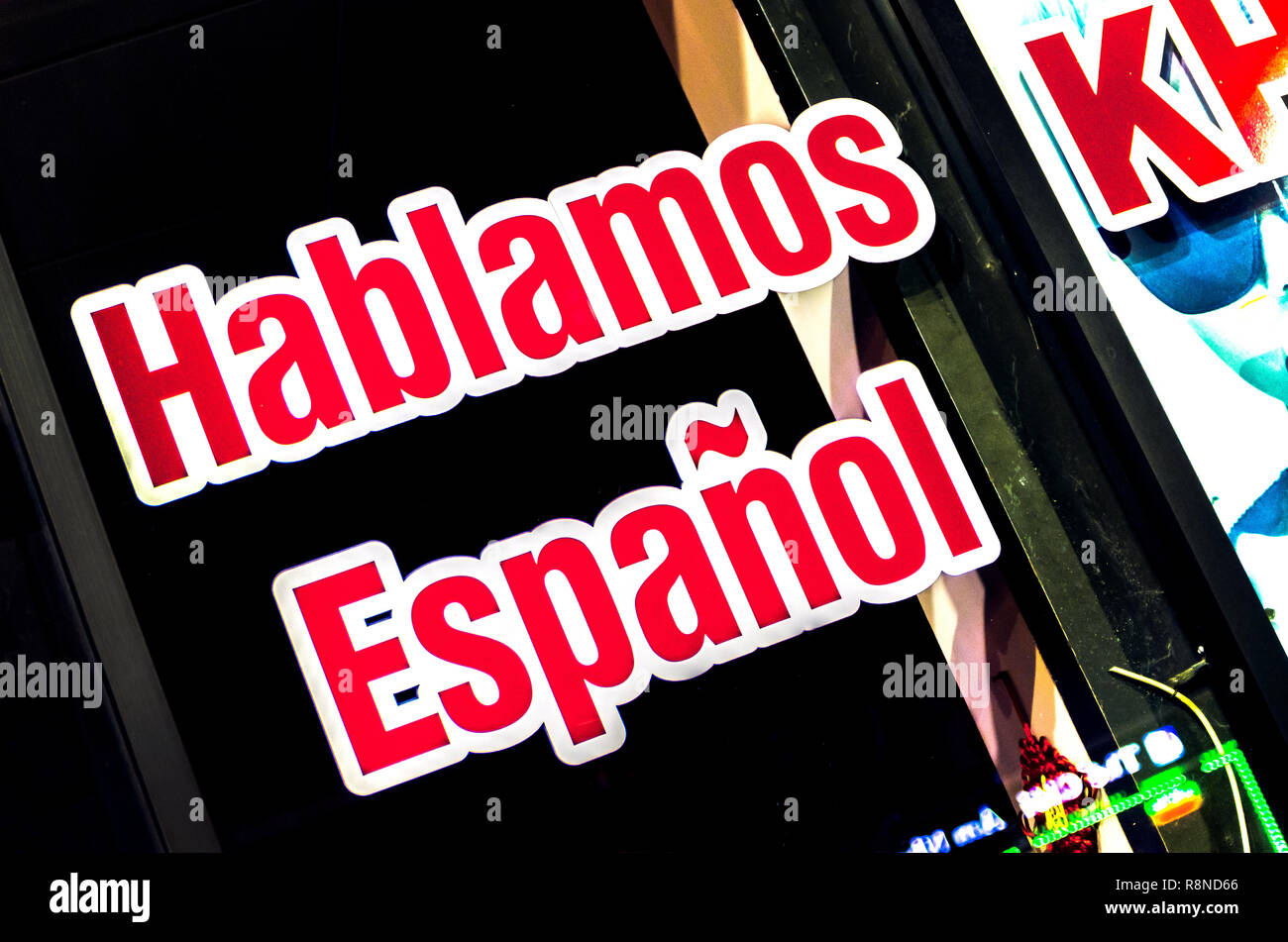 Un panneau annonce que l'Espagnol est parlé à une entreprise sur Buford route Internationale à Doraville, Géorgie, Mai 28, 2014. Banque D'Images