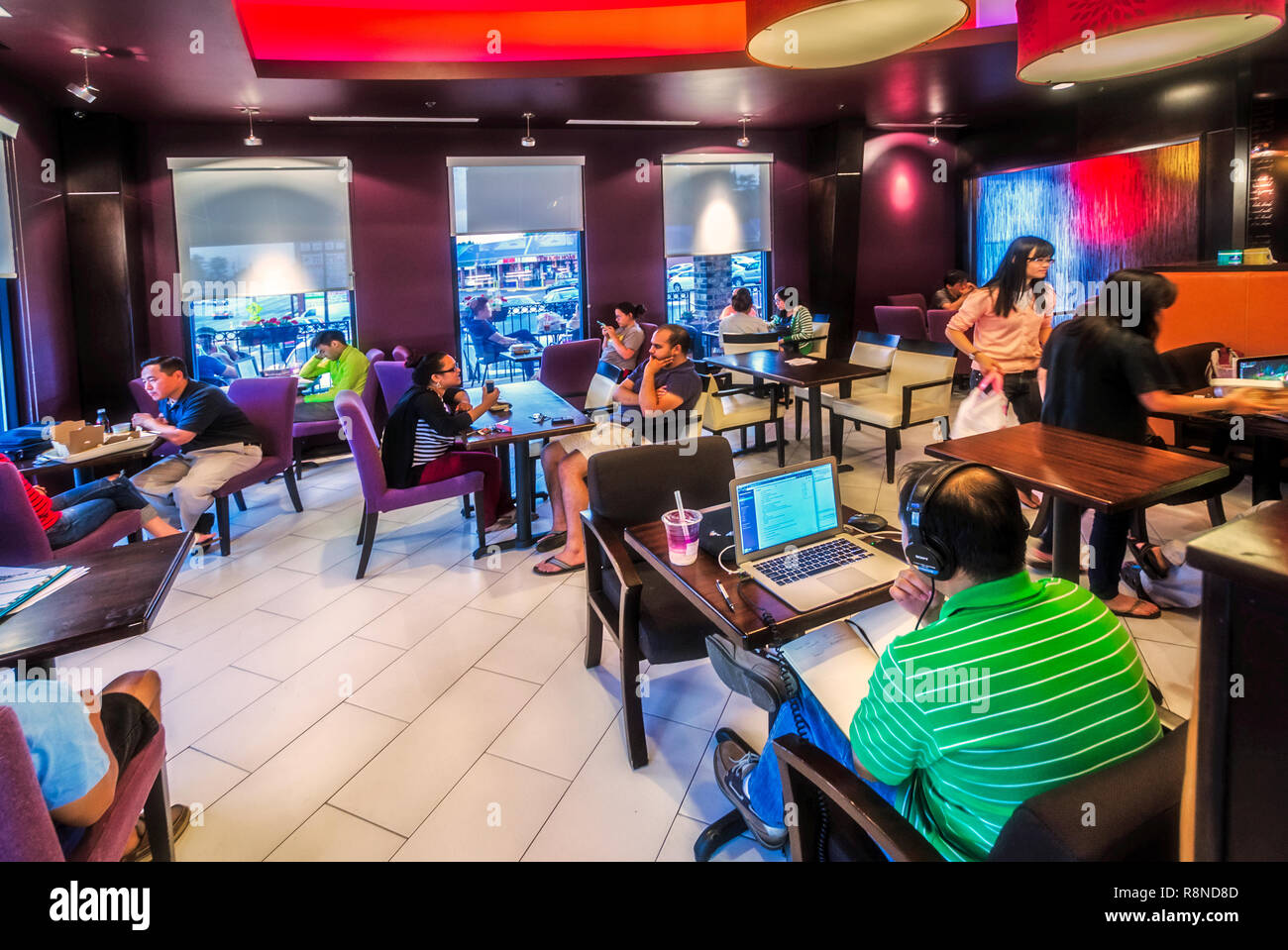 Les clients socialiser dans Sweet Hut boulangerie et un café, le 29 mai 2014, à Doraville, Géorgie. Banque D'Images