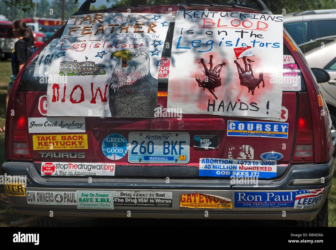 Une station-wagon couvert de signes politiques est perçue dans un terrain de stationnement lors de la 130e assemblée annuelle de la ferme de fantaisie fantaisie en pique-nique ferme, Kentucky. Banque D'Images