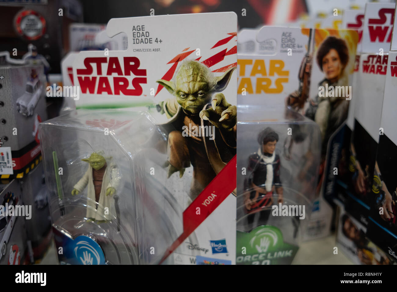 Guerre des étoiles figure Yoda,en vente une semaine avant Noël 2018 à Toys R Us, Cebu City, Philippines Banque D'Images