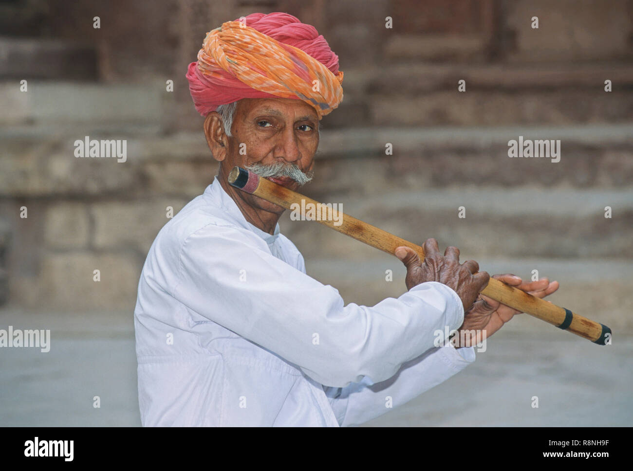 Vieil homme jouant de la flûte, Jaisalmer, Rajasthan, India Banque D'Images
