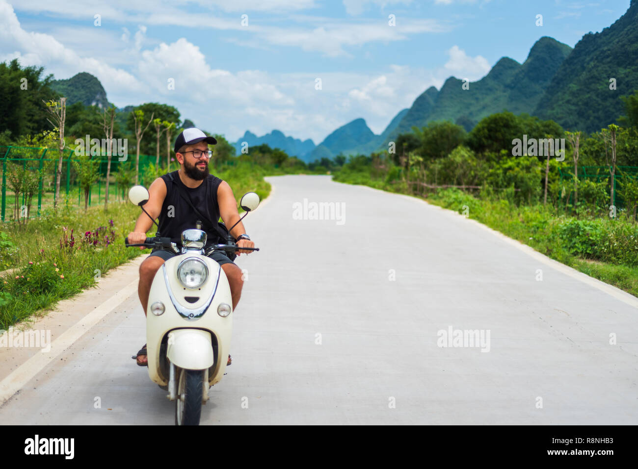 Meilleur mâle équitation moto sur voyage en Asie Banque D'Images