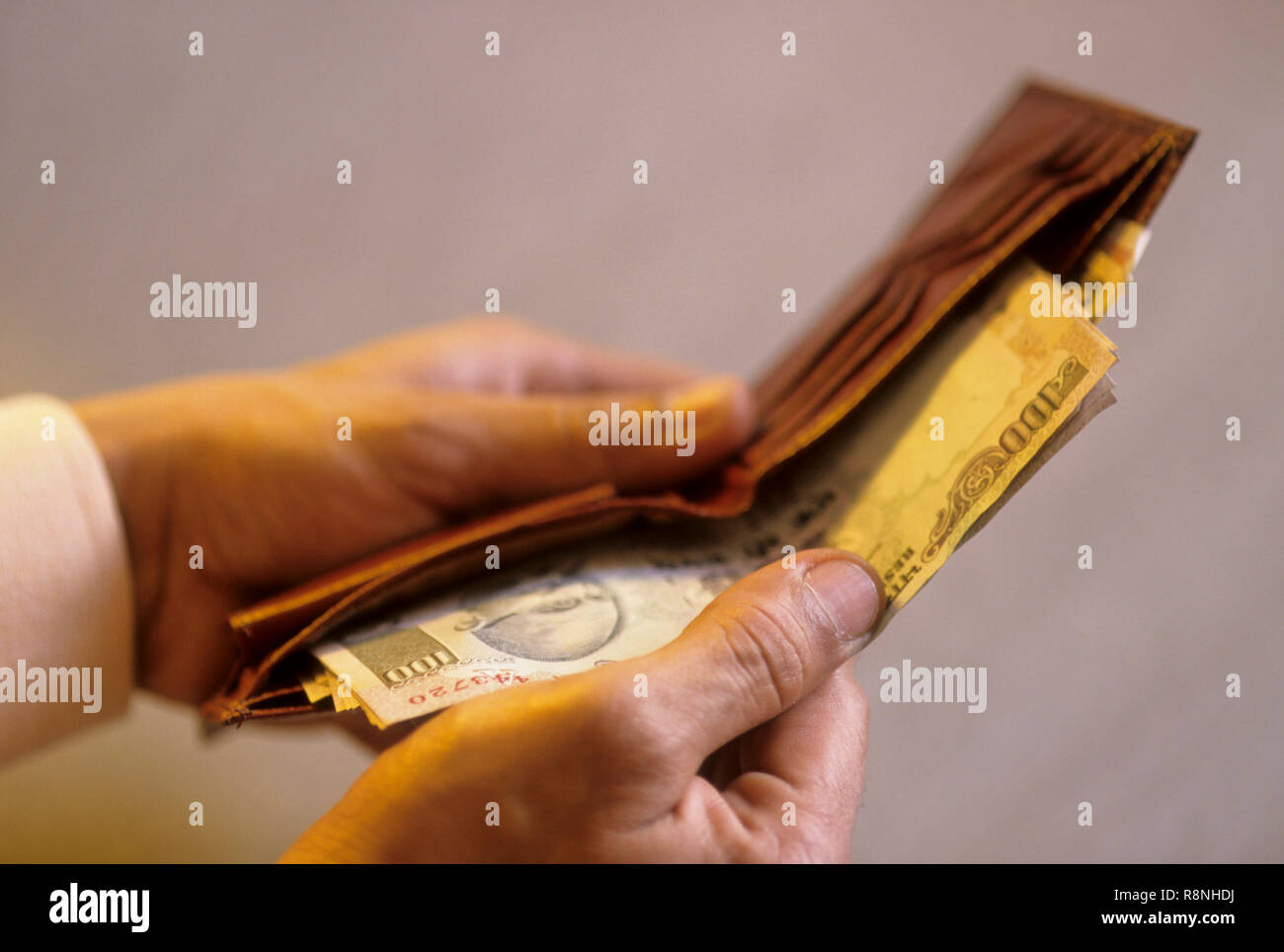 Devise de la richesse, l'homme prend de l'argent dans son portefeuille, de l'Inde Banque D'Images