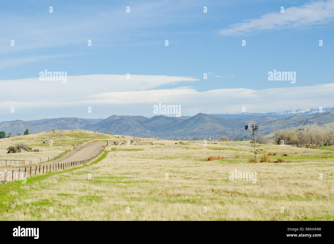 Nuages lenticulaires sur les montagnes de la Sierra Nevada, de la vallée centrale, Fresno California USA Banque D'Images