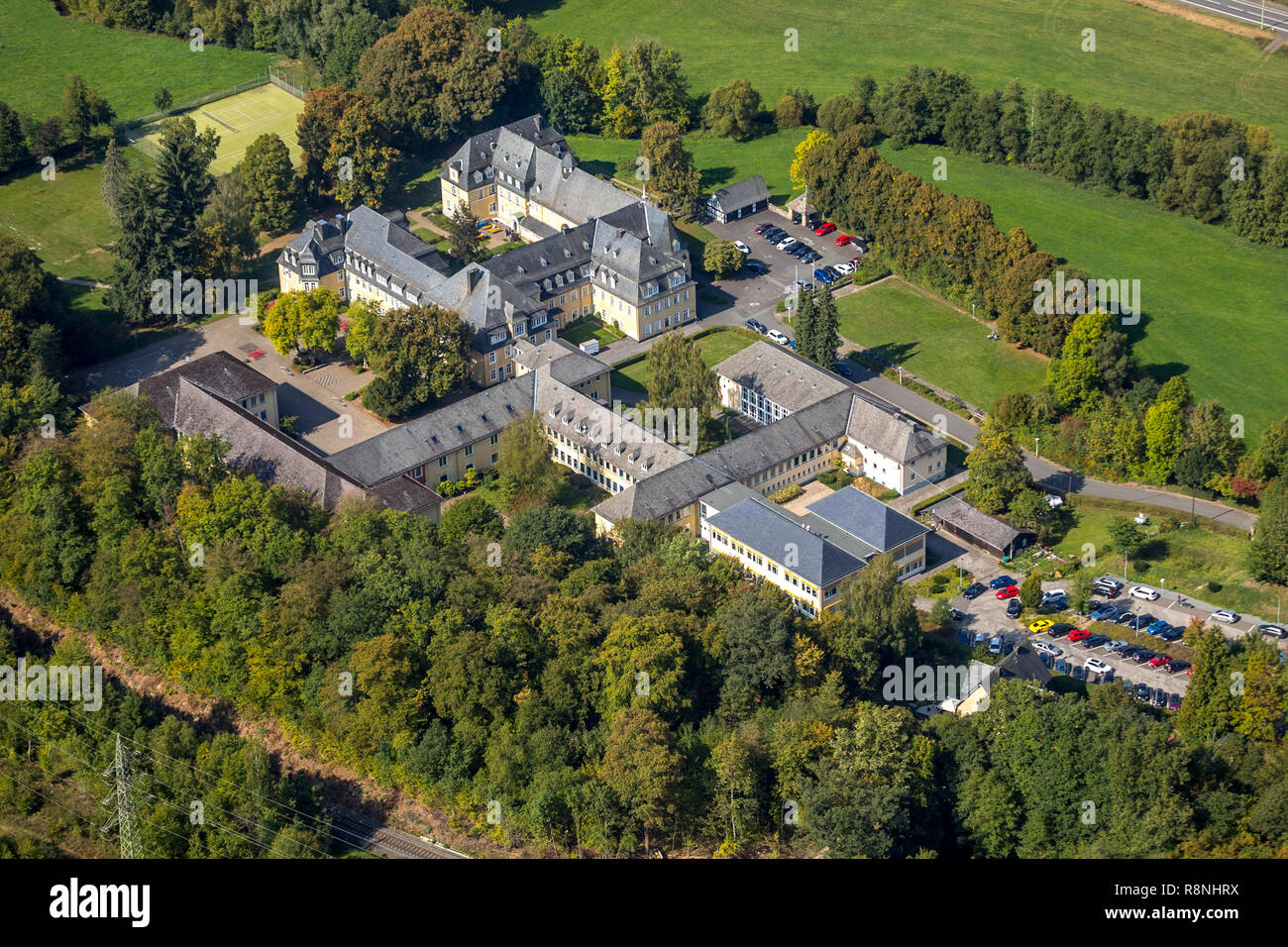 Photo aérienne, l'école secondaire Keppel, succèdant à son église, ancienne Prämonstratenserinnenstift Keppel, Allenbach, barrage Breitenbach, res Banque D'Images