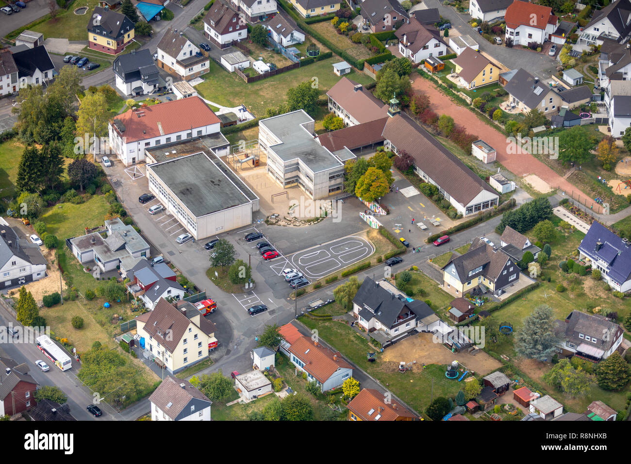 Vue aérienne de l'école élémentaire, Fellinghausen Stompes, Kreuztal, Kreis Düren, Rhénanie du Nord-Westphalie, Allemagne, Europe, DEU, oiseaux-lunettes v Banque D'Images