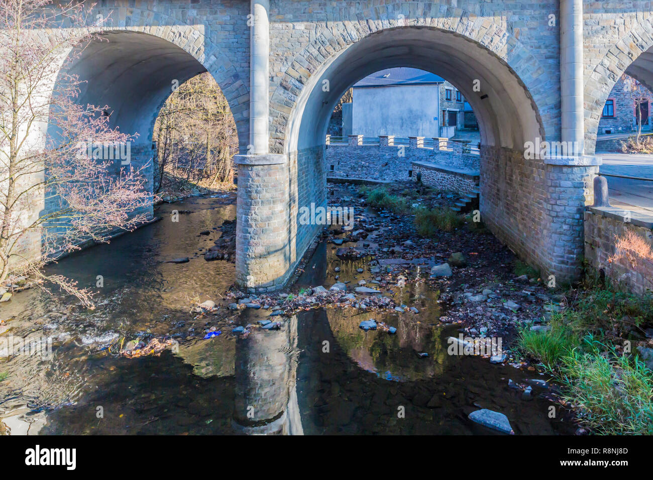 Belle image d'un pont en pierre avec peu de l'eau transparente et de pierres dans la rivière dans le village de Salmchateau dans les Ardennes Belges Banque D'Images