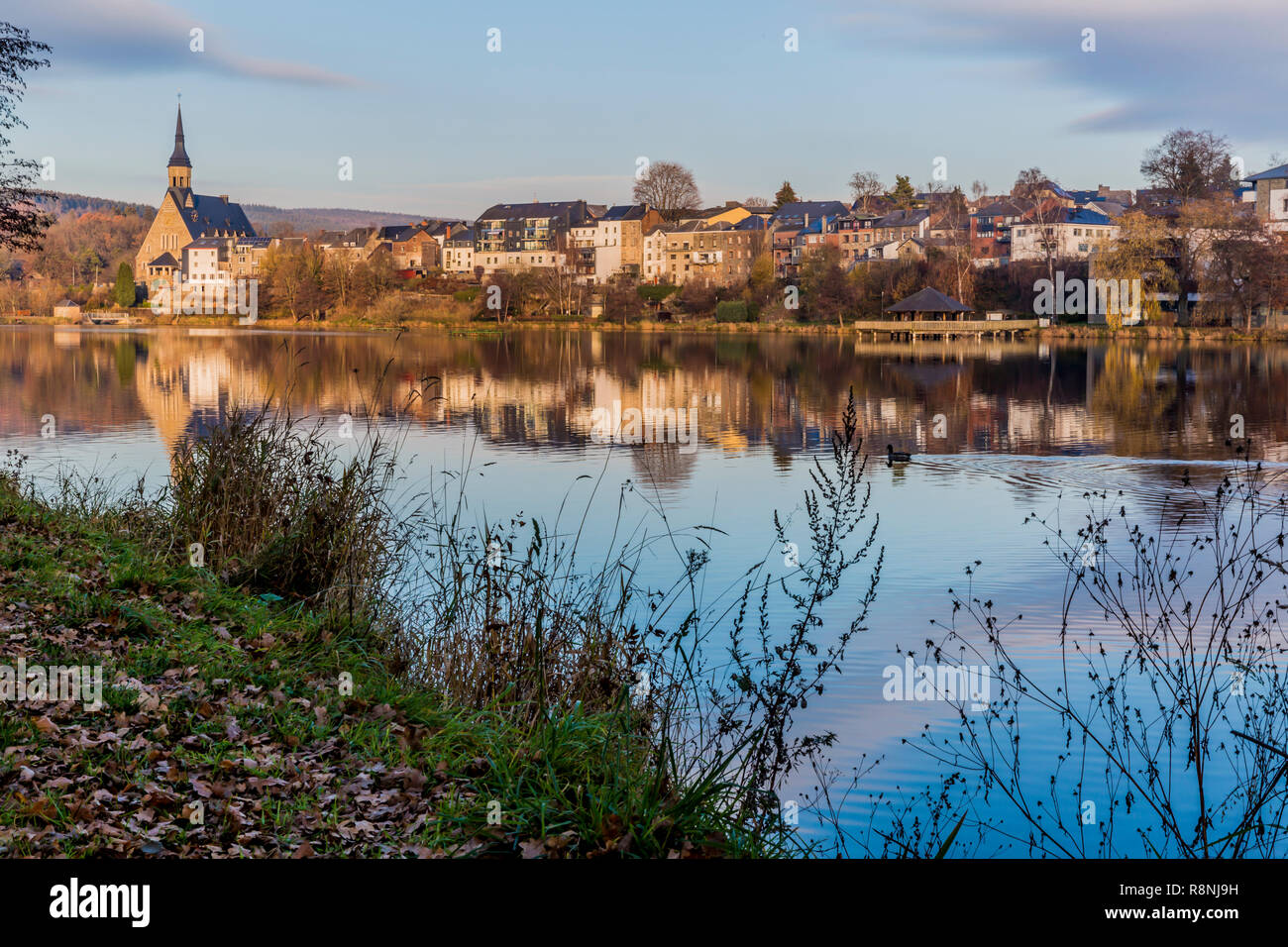 Vue du village de Vielsalm et la St Gengoul Église qui reflète dans l'eau du lac de Doyards dans les Ardennes Belges Banque D'Images