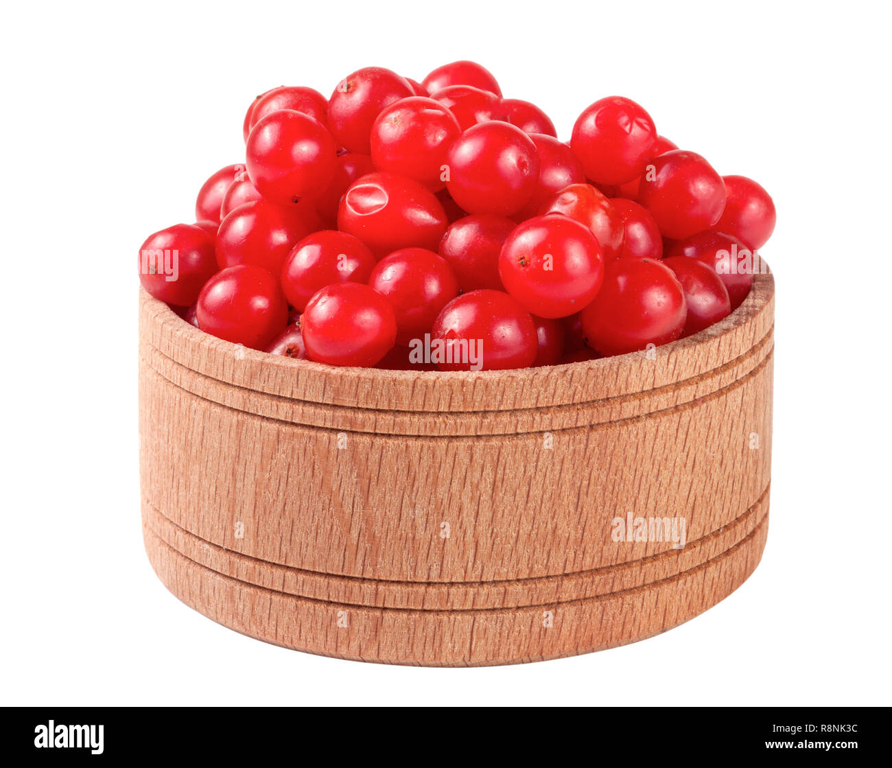 Dans petits fruits rouges mûrs viburnum un bol en bois isolé sur fond blanc Banque D'Images