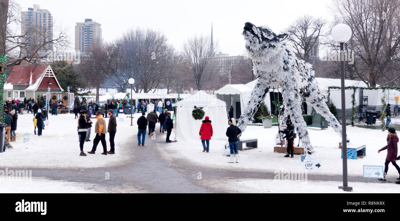 Art sculpture de grand loup fait à partir de 90  % de matériaux recyclés donnant sur les gens s'amuser à Holidazzle à Loring Park. Minneapolis Minnesota MN USA Banque D'Images