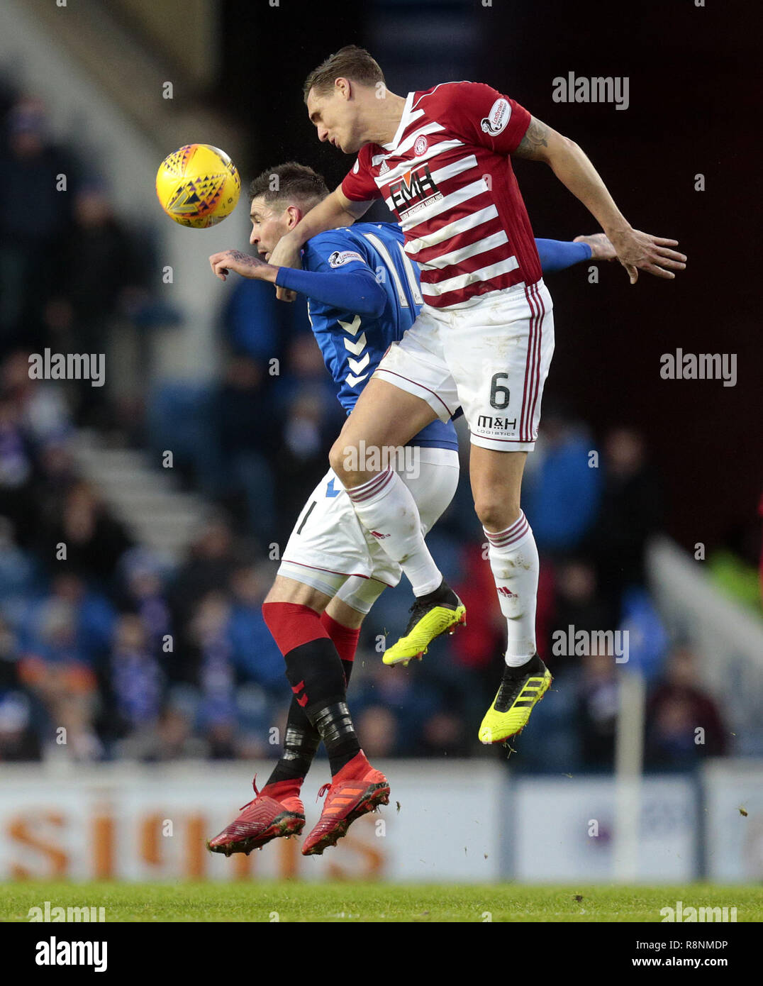 Kyle Lafferty des Rangers (à gauche) le dispute à l'Hamilton Academical Matt Kilgallon pendant le Ladbrokes Scottish Premiership match à Ibrox Stadium, Glasgow. Banque D'Images