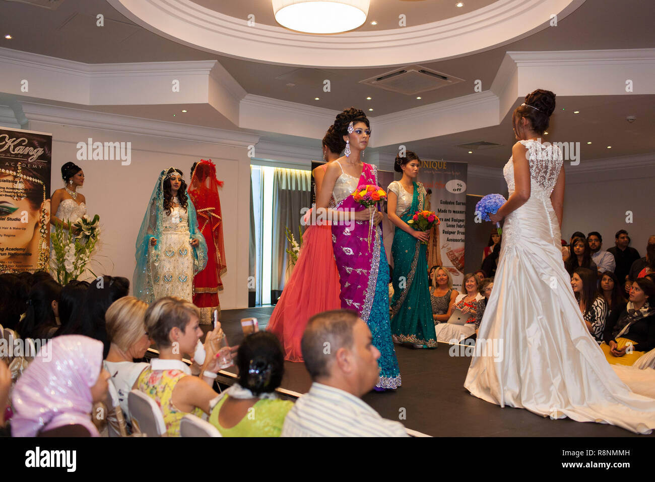 Défilé de modèles indiens à l'exposition de mariage à Bedford Août 2014 Banque D'Images