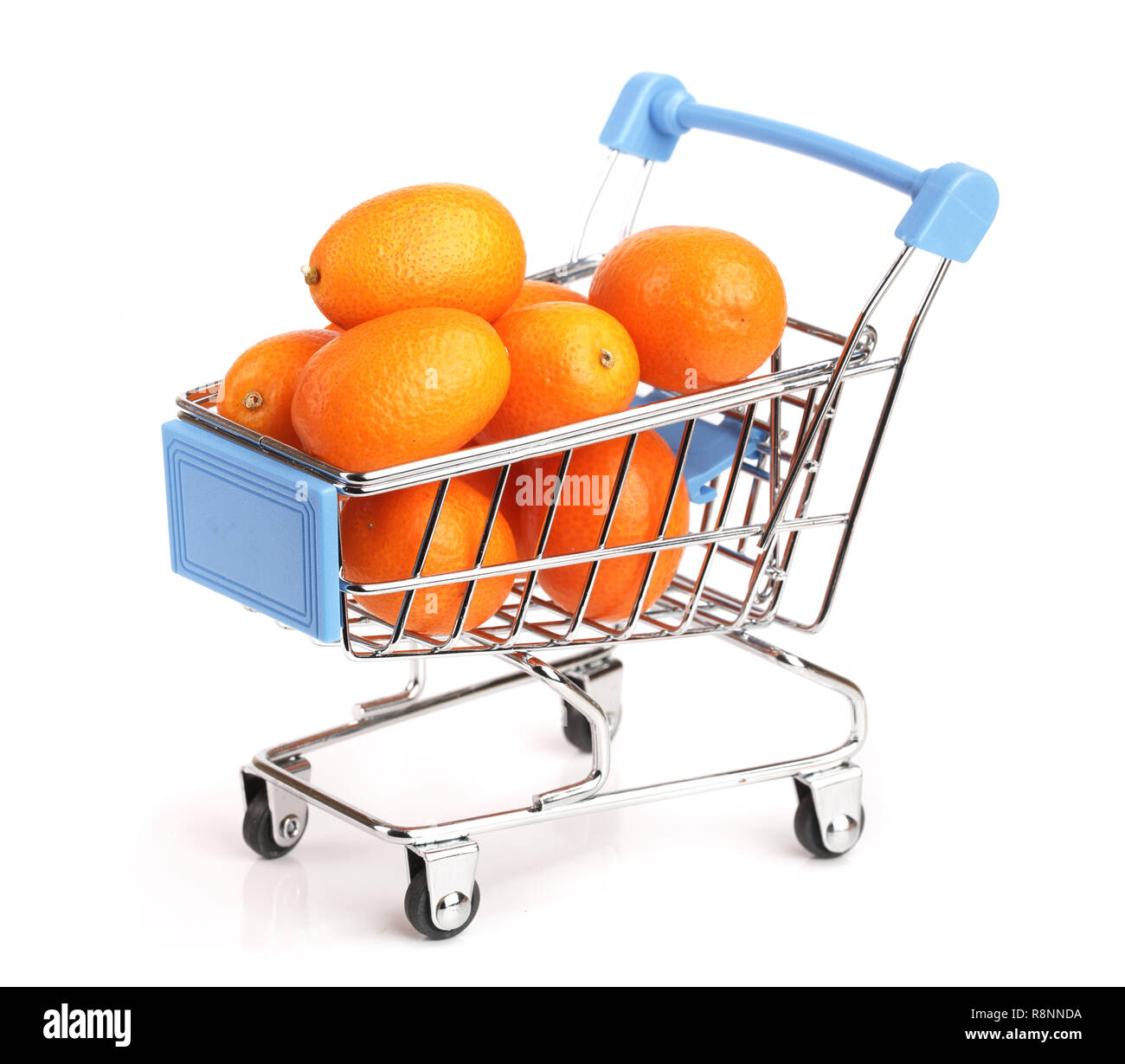 Cumquat kumquat ou avec la feuille dans un panier isolé sur fond blanc Banque D'Images