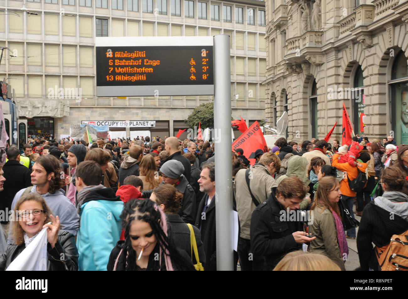 Suisse : Occupy-Demonstration dans le quartier financier de la ville de Zürich Paradeplatz en face d'UBS et Credit Suisse Banque D'Images