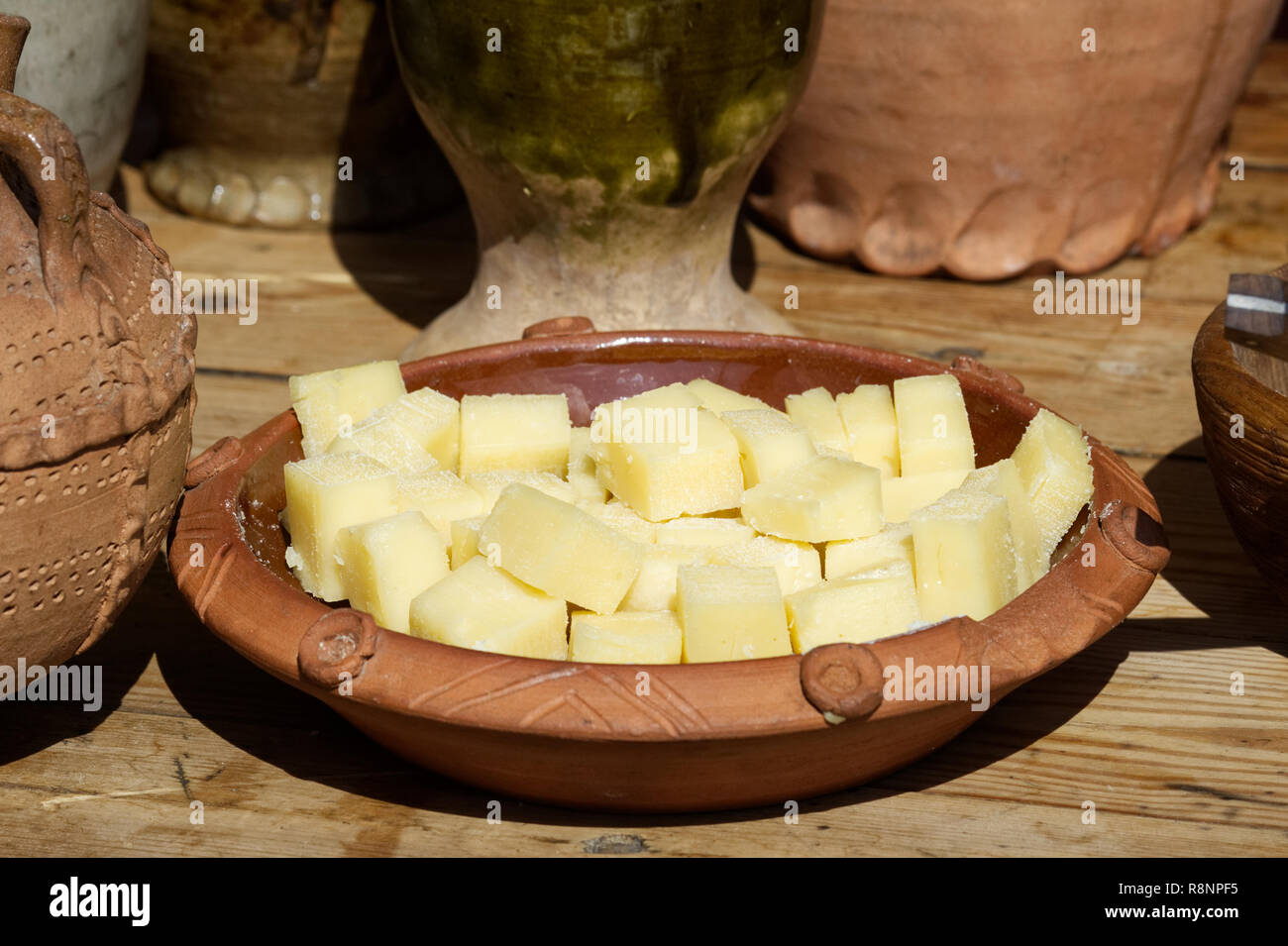 Banquet médiéval de fromage dans un bol. Banque D'Images