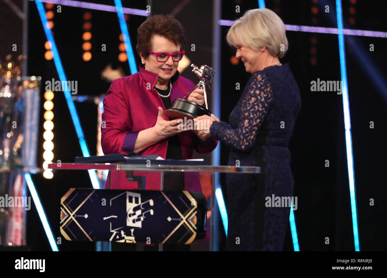 Billie Jean King reçoit sa vie temps Achievement Award de Sue Barker au cours de la BBC Sports Personality of the Year 2018 à Birmingham Arena de Genting. Banque D'Images