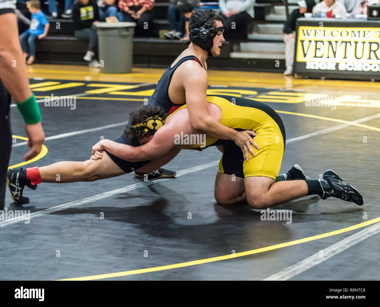 High school wrestler retour tentaculaire pour éviter les retraits au cours de match de championnat le 12 décembre 2018 à Ventura High School, en Californie, USA contre Rio Mesa Banque D'Images