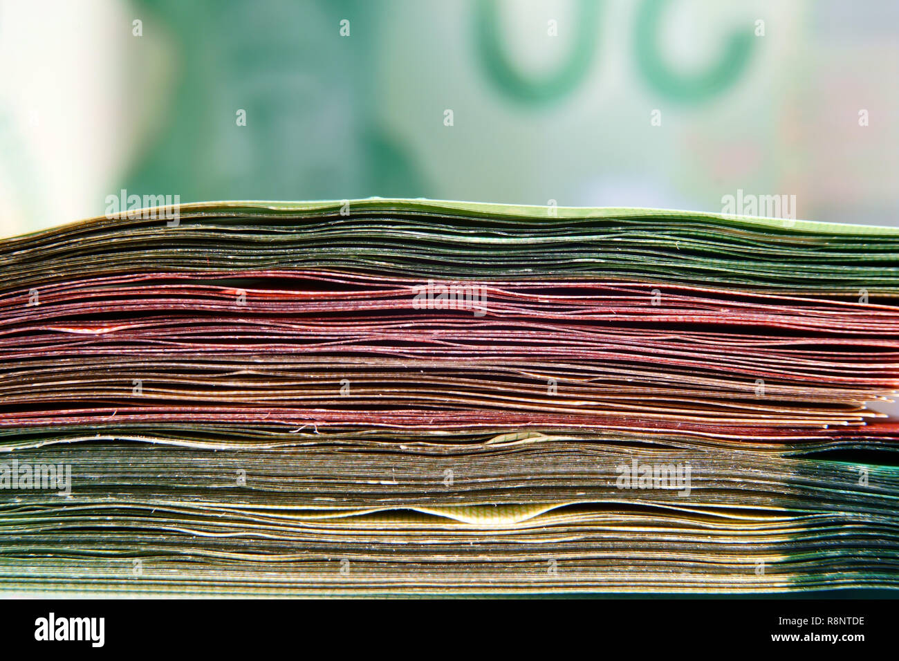 Pile d'argent canadien avec un billet de vingt dollars dans le fond. Banque D'Images