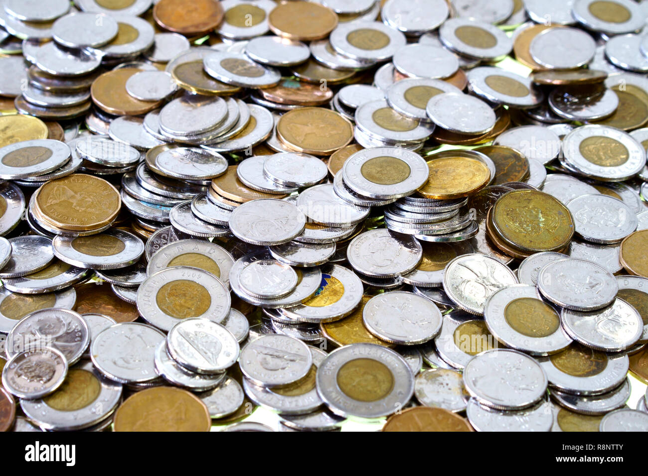 La monnaie d'argent métal et propagation en remplissant le cadre. Dime, quart, un, deux d'argent en dollars. Banque D'Images