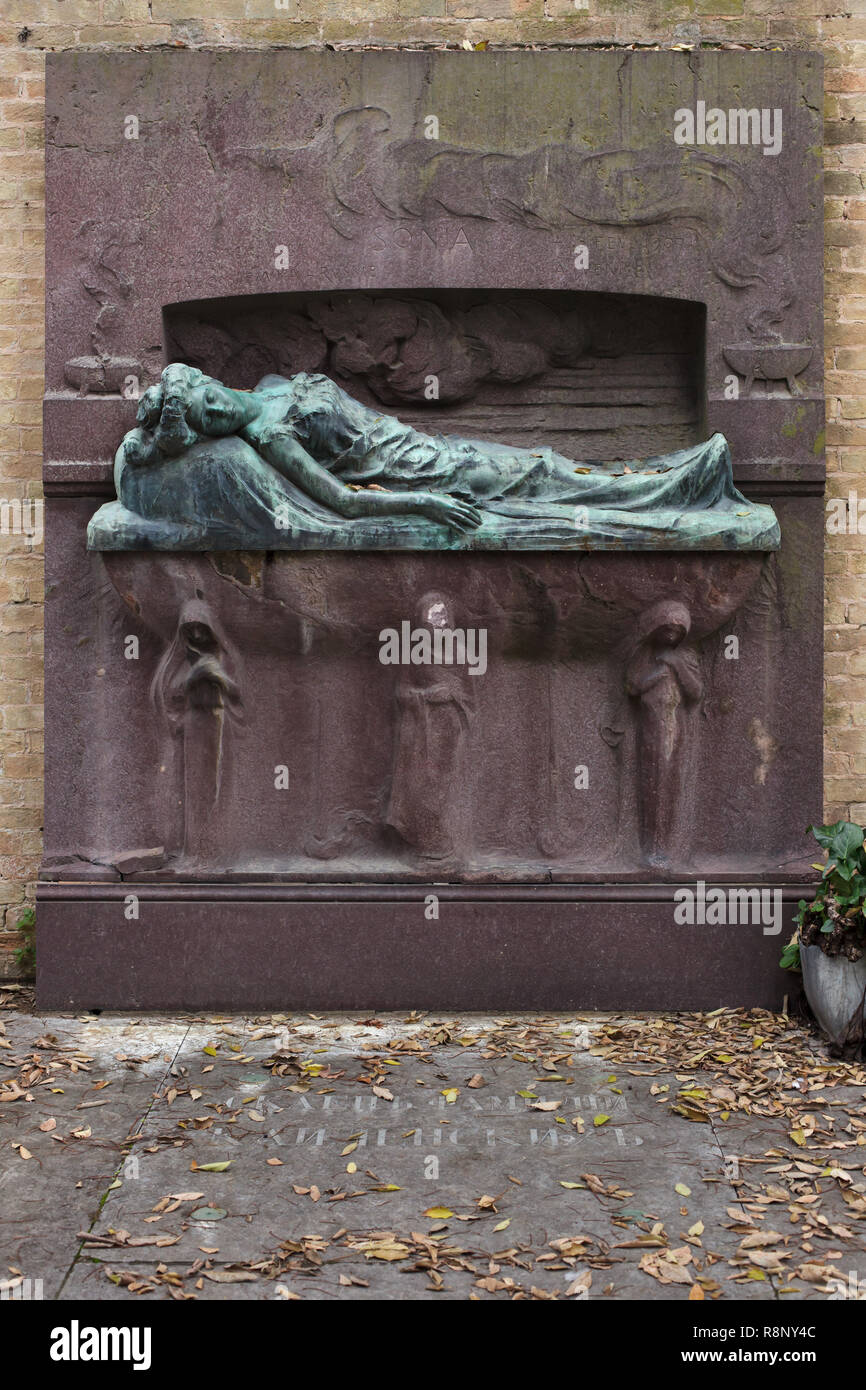 Tombe de la noblesse russe Sofia, Kailenskaya Kailensky aussi connu sous le nom de Sonia (1885-1907) au cimetière orthodoxe grecque sur l'île de San Michele (Isola di San Michele) à Venise, Italie. Le jeune aristocrate russe s'est suicidé à cause d'amour malheureux à l'âge de 21 ans, empoisonné avec des somnifères à l'hôtel Danieli. La statue en bronze "La belle endormie" ("The Sleeping Beauty') a été conçu par le sculpteur Enrico Butti (1907). Banque D'Images
