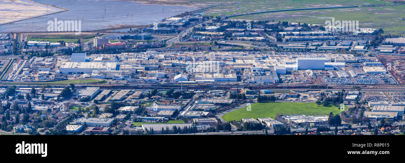 6 février 2018 Fremont / CA / USA - vue aérienne de l'usine Tesla Motors situé dans la Silicon Valley, à l'est de la baie de San Francisco, Californie Banque D'Images