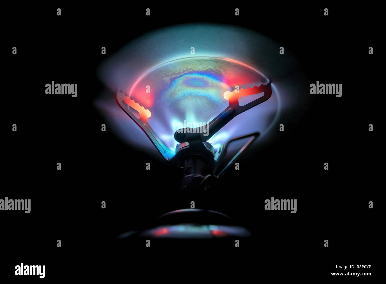 À l'aide d'une cuisinière à gaz au parc national Syöte, Pudasjärvi, Laponie, Finlande, Europe Banque D'Images
