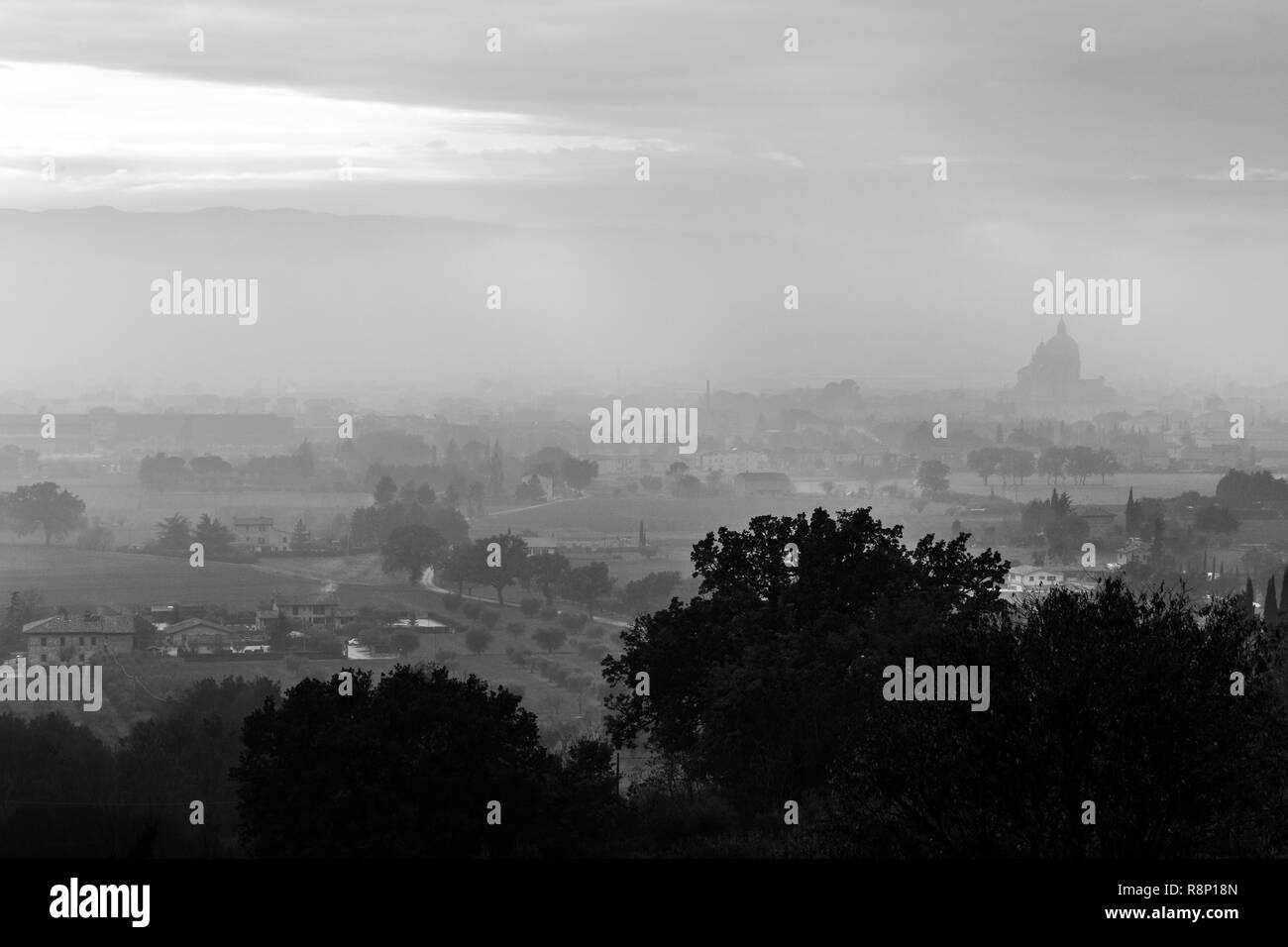 Moody vue de S.M. degli Angeli (Assise, Ombrie, Italie) au milieu de la brume d'automne Banque D'Images