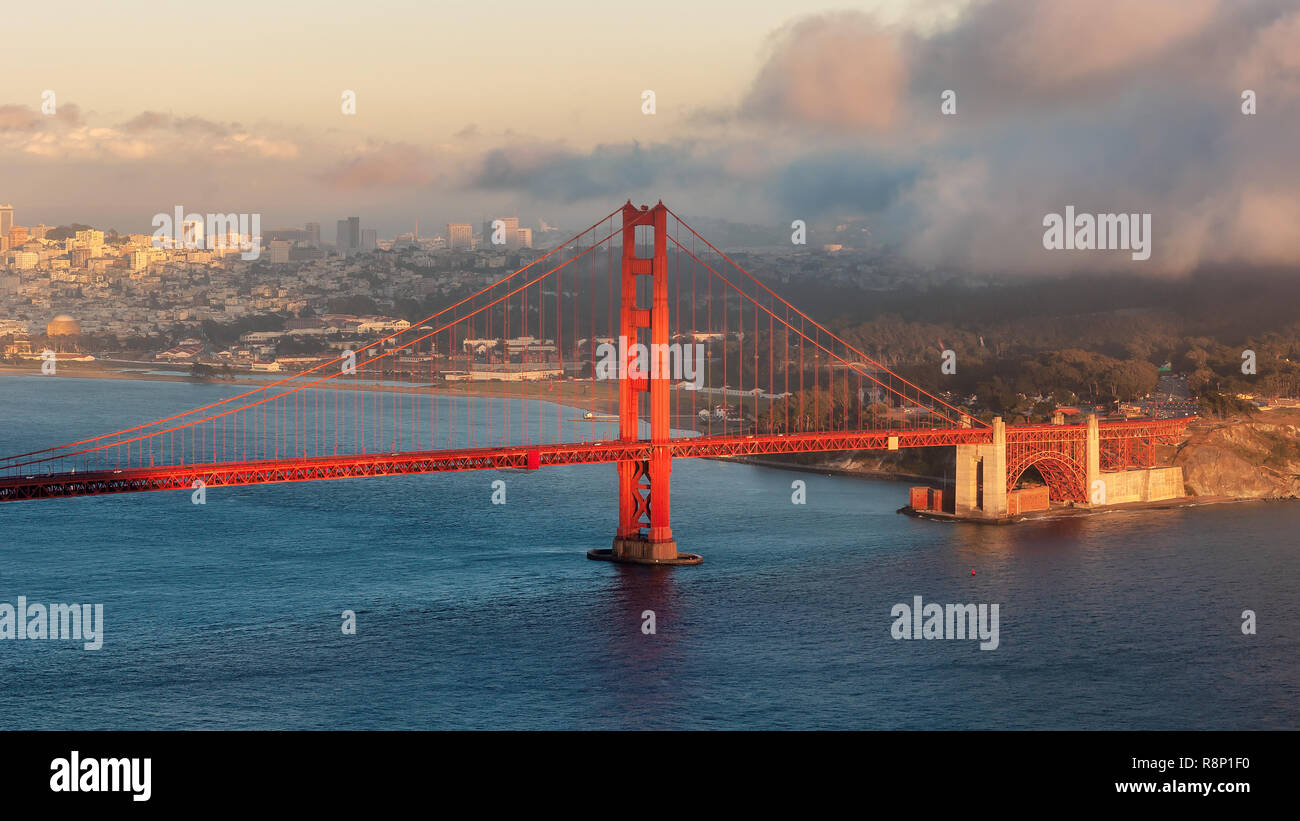 Golden Gate Bridge et San Francisco Downtown, au coucher du soleil, en Californie. Banque D'Images
