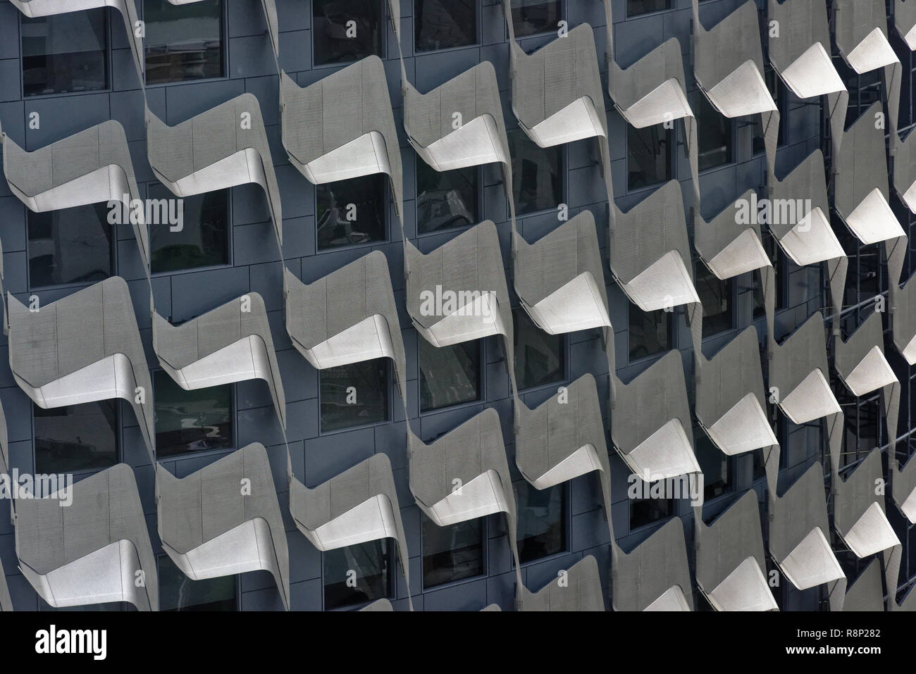Bardage offrant l'ombrage dans windows de la Tour du Centenaire, à Singapour, en Asie Banque D'Images