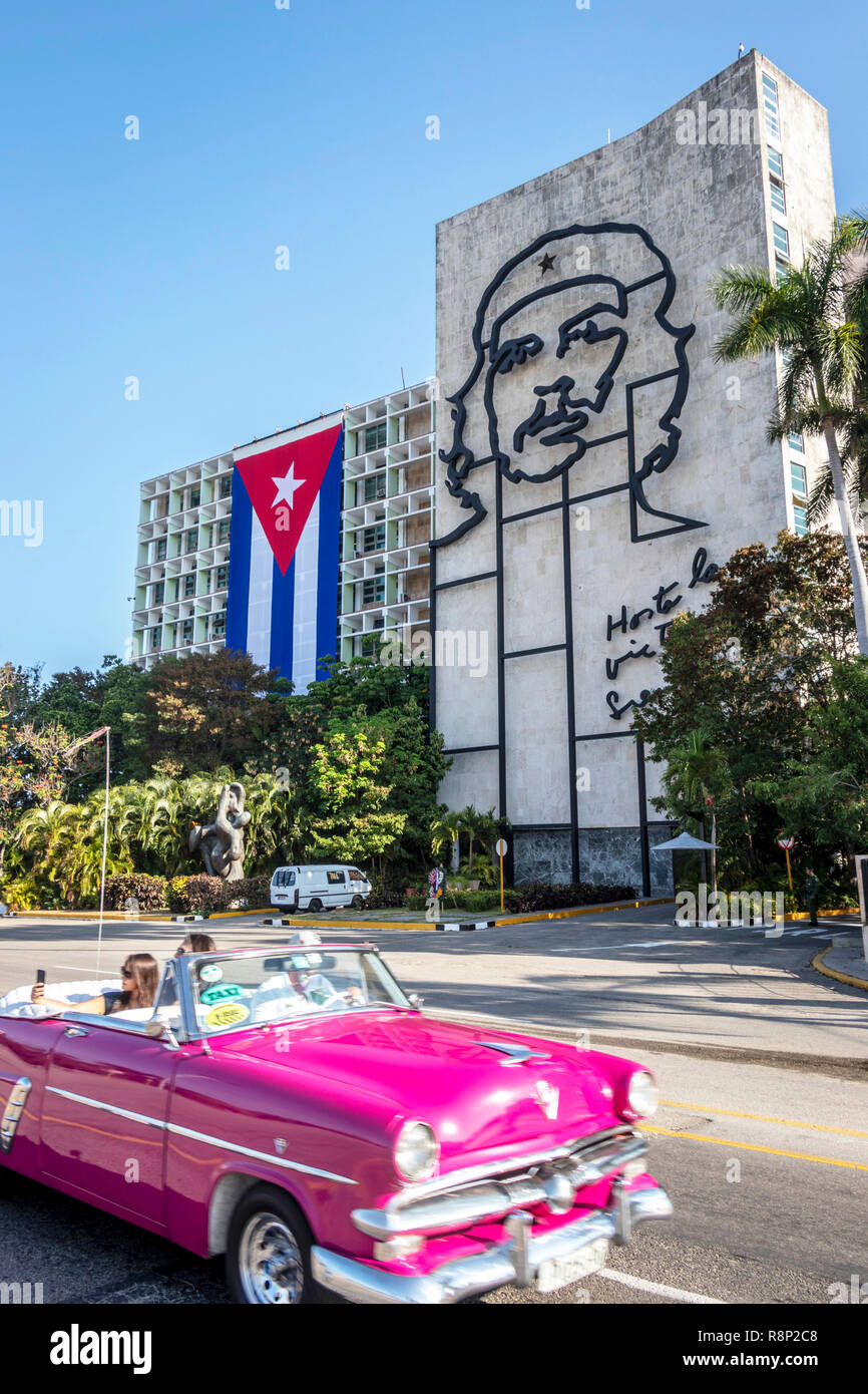 American Vintage 1950 voiture conduire en face de Che Guevara sur la place de la révolution La Havane Cuba Banque D'Images