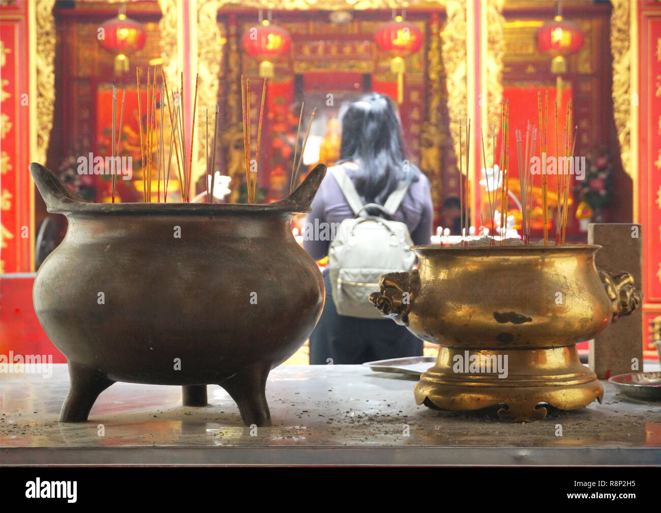Brûleur d'encens avec blur femmes prient Dieu pour le contexte en temple à Chinatown Banque D'Images