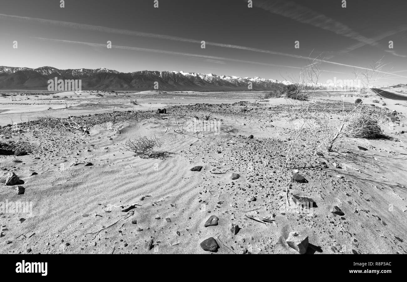 Vue vers Lone Pine de l'ancienne fonderie d'argent ville fantôme de Swansea, près de l'autoroute 136, avec la Sierra Nevada en arrière-plan Banque D'Images