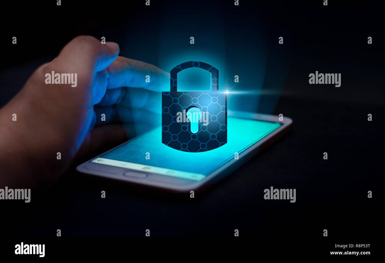 Verrouillage du smartphone déverrouillé téléphone Internet main appuyez sur le téléphone pour communiquer dans l'Internet. Concept de sécurité cyber réseau protection des mains avec verrouillage Banque D'Images