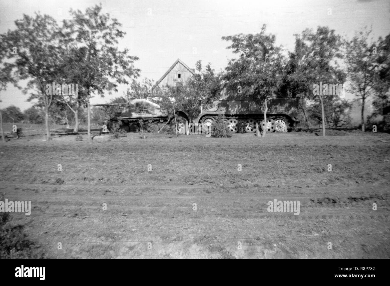 Wehrmacht Krauss-Maffei SD.KFZ 8 Halbkettenfahrzeug / Mittlerer Zugkraftwagen 12 t und Panzerjäger Marder II Banque D'Images