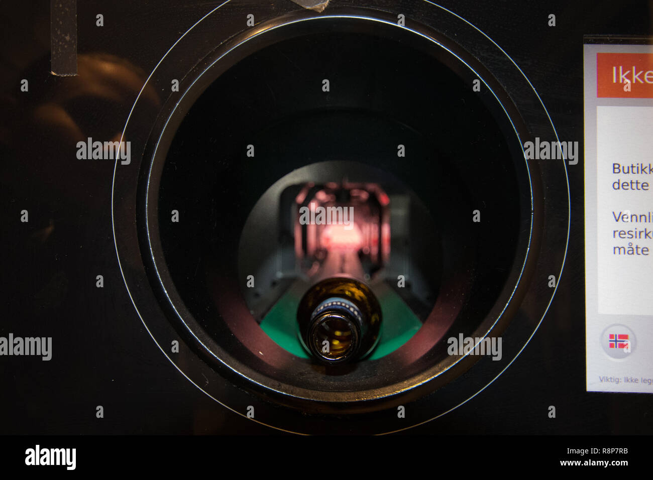 Le recyclage de bouteilles en plastique dans un supermarché norvégien Banque D'Images