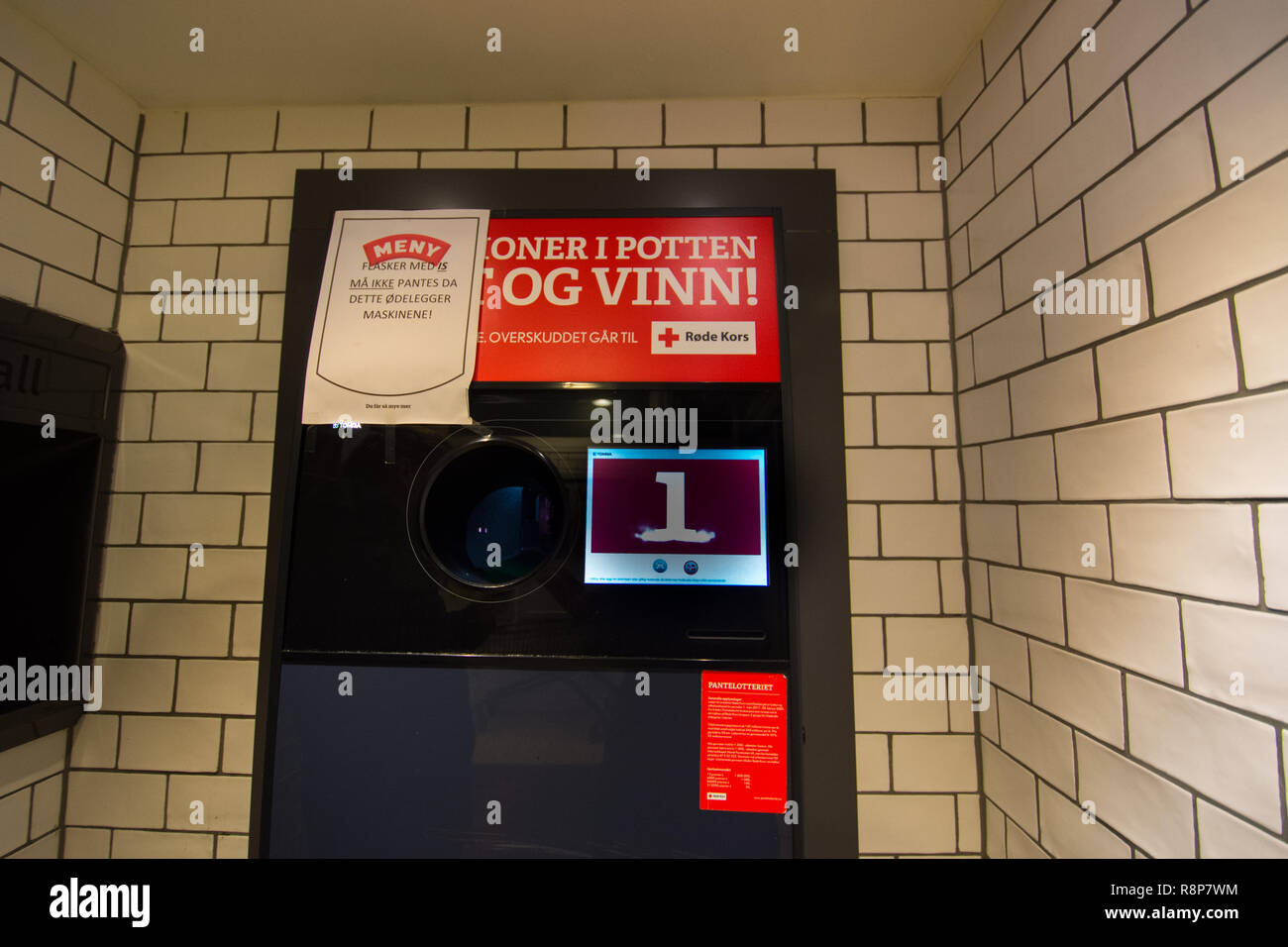 Le recyclage de bouteilles en plastique dans un supermarché norvégien Banque D'Images