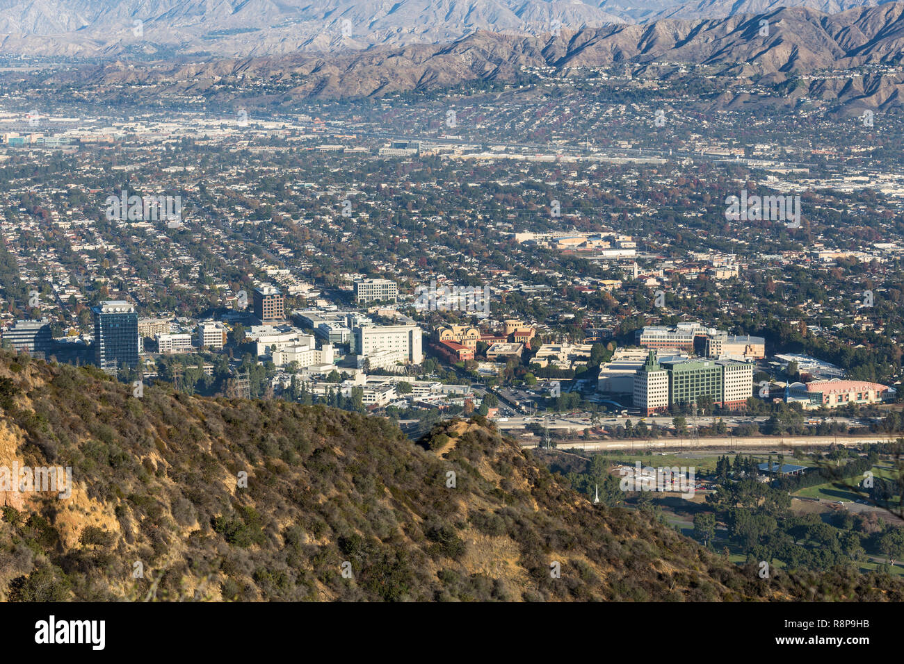 Burbank, Californie, USA - 13 décembre 2018 : vue vers la colline du quartier de Burbank media et Walt Disney Studios dans la vallée de San Fernando près de Banque D'Images