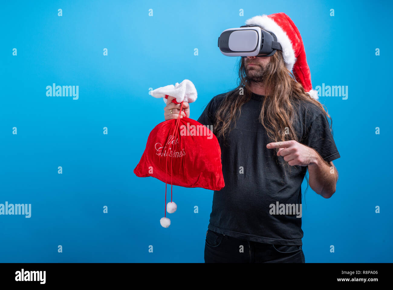 Portrait d'homme Santa Claus hat et une vitesse VR holding, tout en sac main dans le sac. Copie espace espaces publicitaires Banque D'Images