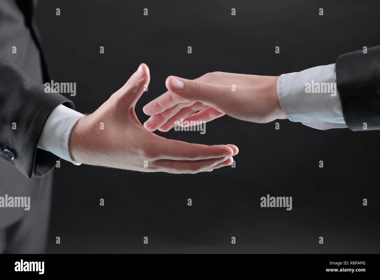 Deux Hommes D Affaires S Tendre La Main Pour Une Poignee De Main Photo Stock Alamy